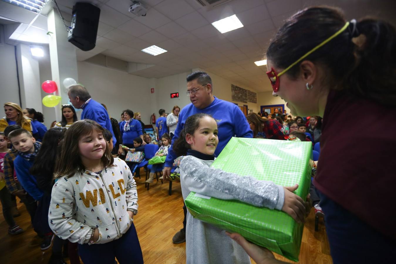 La oenegé 'Integración para la Vida' repartió ayer tarde 400 juguetes a 150 niños en riesgo de exclusión social o pobreza de la capital, dentro de la campaña 'Operación Reyes Magos-Ningún niño y ninguna niña sin juguete'. La entrega tuvo lugar en la sede de la oenegé en La Chana