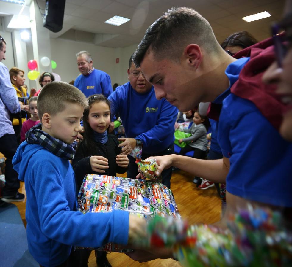 La oenegé 'Integración para la Vida' repartió ayer tarde 400 juguetes a 150 niños en riesgo de exclusión social o pobreza de la capital, dentro de la campaña 'Operación Reyes Magos-Ningún niño y ninguna niña sin juguete'. La entrega tuvo lugar en la sede de la oenegé en La Chana