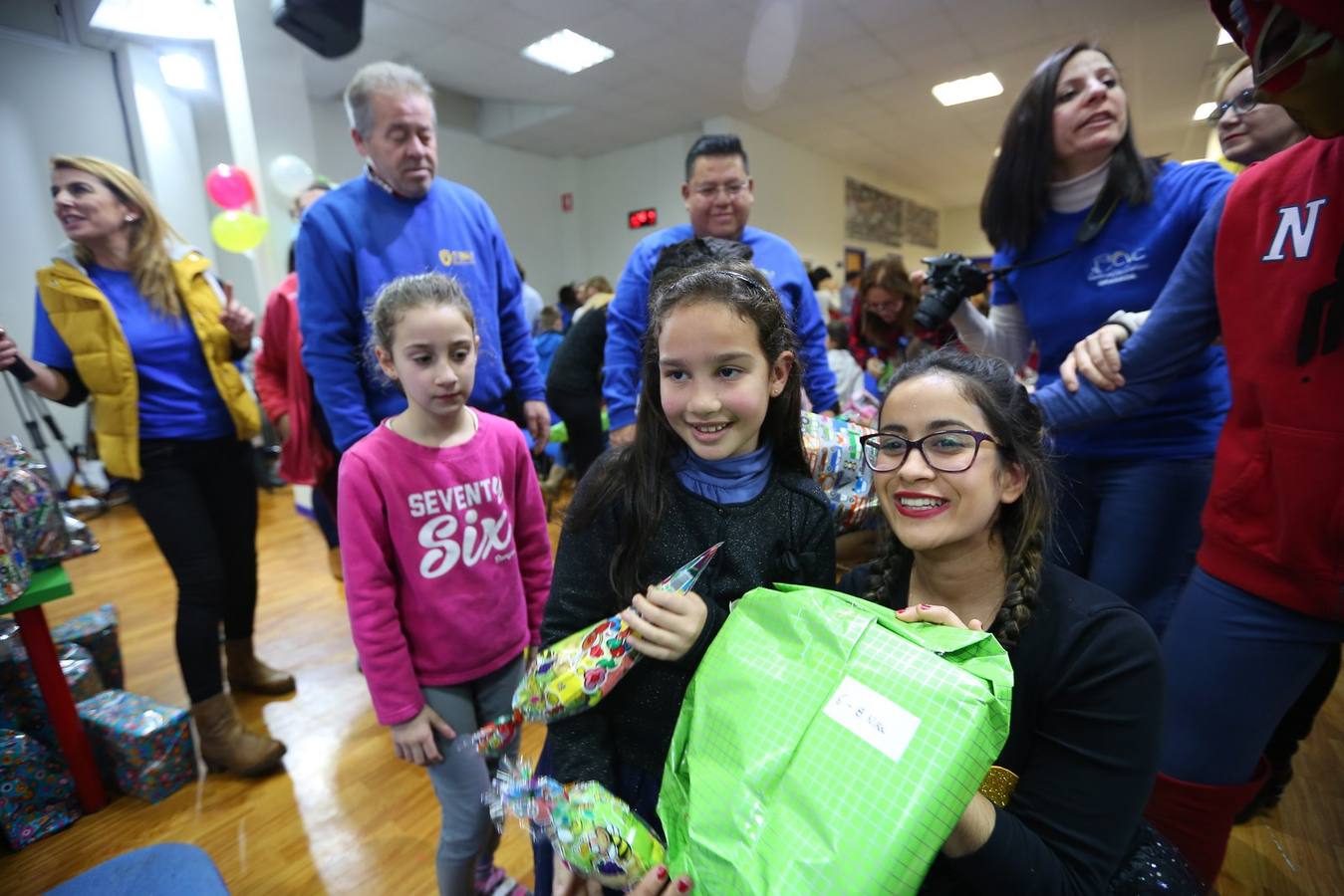 La oenegé 'Integración para la Vida' repartió ayer tarde 400 juguetes a 150 niños en riesgo de exclusión social o pobreza de la capital, dentro de la campaña 'Operación Reyes Magos-Ningún niño y ninguna niña sin juguete'. La entrega tuvo lugar en la sede de la oenegé en La Chana