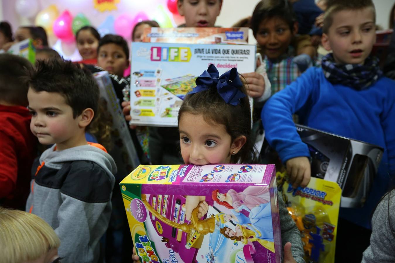 La oenegé 'Integración para la Vida' repartió ayer tarde 400 juguetes a 150 niños en riesgo de exclusión social o pobreza de la capital, dentro de la campaña 'Operación Reyes Magos-Ningún niño y ninguna niña sin juguete'. La entrega tuvo lugar en la sede de la oenegé en La Chana