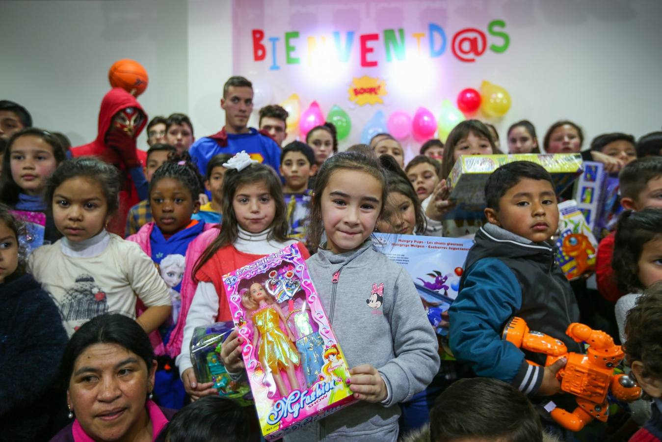 La oenegé 'Integración para la Vida' repartió ayer tarde 400 juguetes a 150 niños en riesgo de exclusión social o pobreza de la capital, dentro de la campaña 'Operación Reyes Magos-Ningún niño y ninguna niña sin juguete'. La entrega tuvo lugar en la sede de la oenegé en La Chana