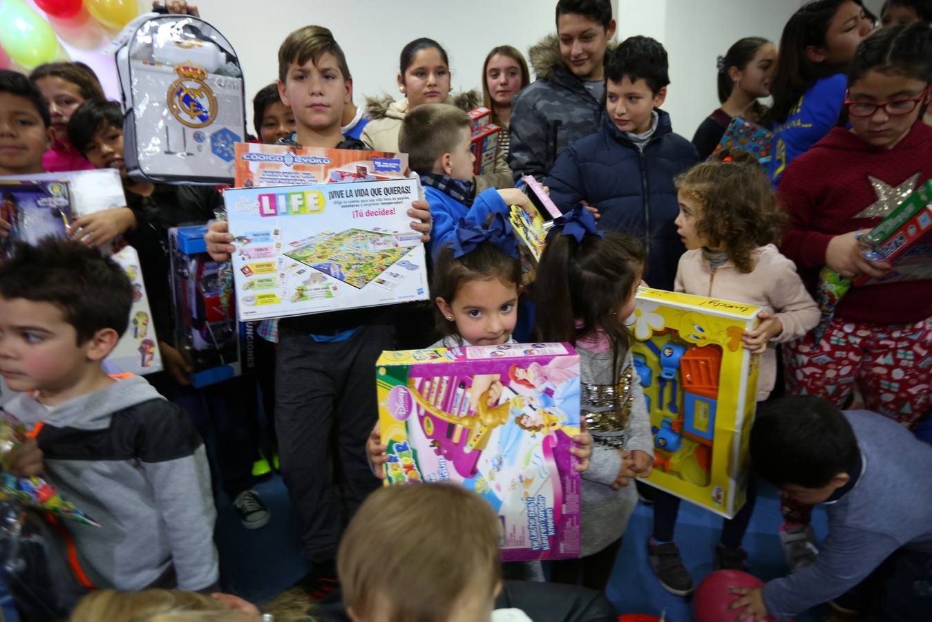 La oenegé 'Integración para la Vida' repartió ayer tarde 400 juguetes a 150 niños en riesgo de exclusión social o pobreza de la capital, dentro de la campaña 'Operación Reyes Magos-Ningún niño y ninguna niña sin juguete'. La entrega tuvo lugar en la sede de la oenegé en La Chana