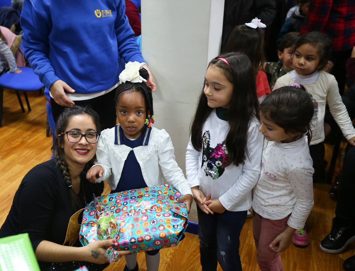 La oenegé 'Integración para la Vida' repartió ayer tarde 400 juguetes a 150 niños en riesgo de exclusión social o pobreza de la capital, dentro de la campaña 'Operación Reyes Magos-Ningún niño y ninguna niña sin juguete'. La entrega tuvo lugar en la sede de la oenegé en La Chana