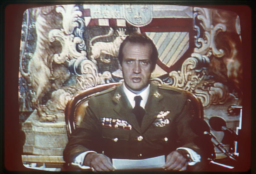 El Rey Don Juan Carlos, durante la emisión de su mensaje a la nación tras el 23-F (1981).
