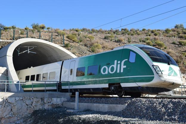 El tren laboratorio de Adif, durante el primer recorrido por la línea que se llevó a cabo el día 1 de diciembre.