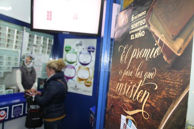 Una mujer compra lotería en la Administración 1 de Jaén capital.