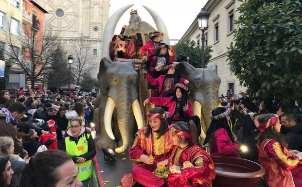 La Cabalgata de Reyes ya recorre las calles de Granada