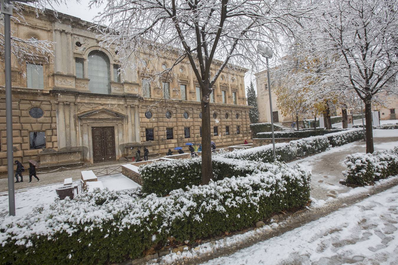 Fueron muchos los que disfrutaron del privilegio de ver el monumento nazarí cubierto de nieve