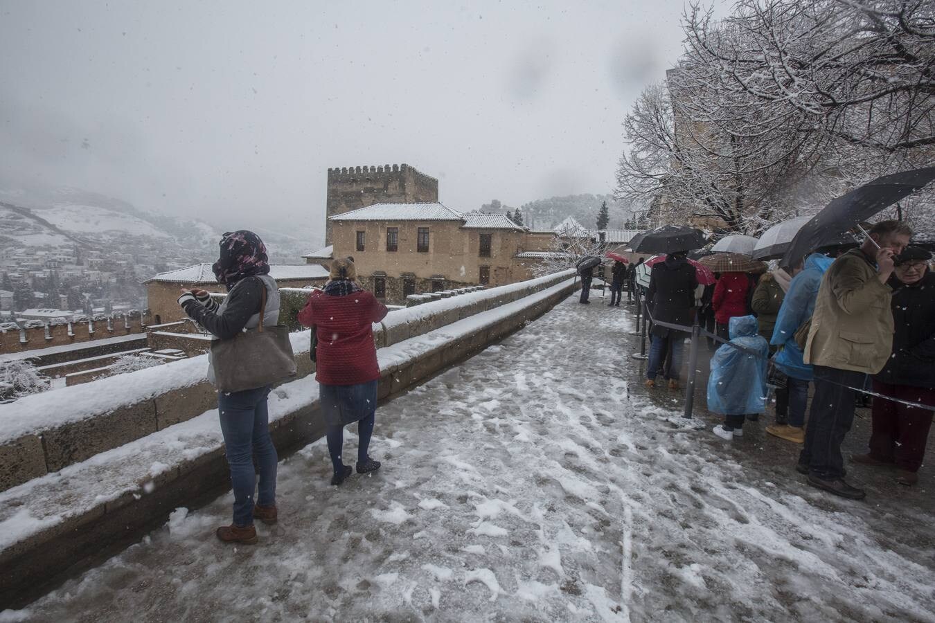 Fueron muchos los que disfrutaron del privilegio de ver el monumento nazarí cubierto de nieve