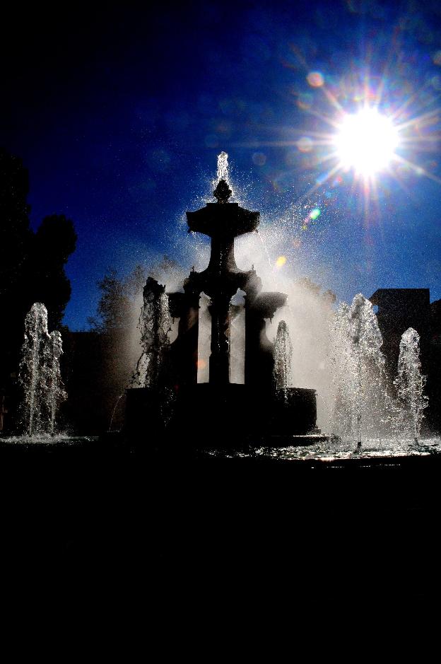 Durante las mañanas de invierno la luz del sol incide de forma rasante sobre los chorros de agua de la fuente de las Batallas, y crea efectos mágicos.