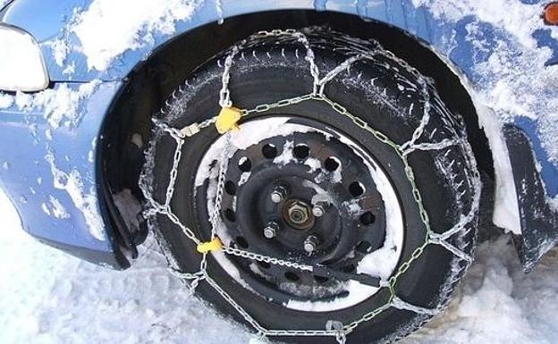 ¿Cómo colocar las cadenas para el hielo y la nieve en el coche?