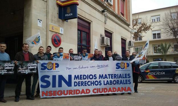 Protesta del sindicato ante la Comisaría de Jaén por la nueva jornada laboral y la 'mínima' tasa de reposición en Jaén hace un año.