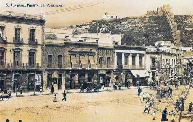 La Puerta de Purchena era punto de encuentro y lugar de parada de muchos almerienses que llegaban desde los pueblos.