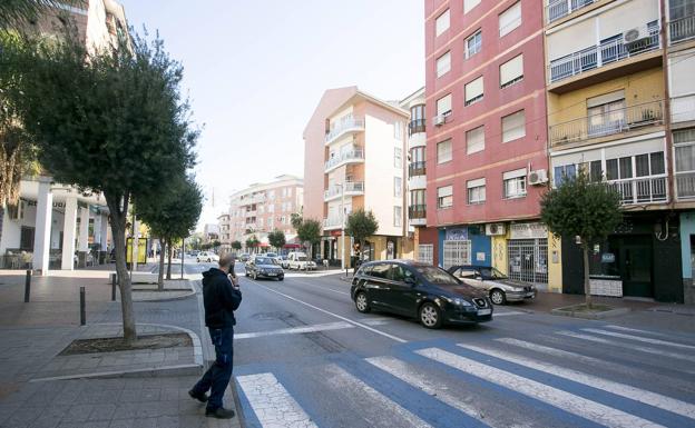 Imagen principal - 1. Calle Cuevas. El padre de María Teresa, Antonio Fernández, la deja aquí a las 21.40 del día 18 de agosto del 2000, para que cruce donde había quedado con unos amigos con los que bajaría a la playa a por su novio, que salía de trabajar a las 22.00. / 2. Calle Pedro Vitoria. Había quedado con sus amigos y como no aparecen toca al portero de la casa de un familiar de uno de ellos, que le dice que no están. Aquí se le pierde la pista. / 3. En esta parada iba a coger el autobús que la llevaría hasta la playa para encontrarse con su novio. Alguien la vio de camino a la parada, a la altura de un bingo que había, usando su teléfono móvil. Nadie la volvió a ver. 