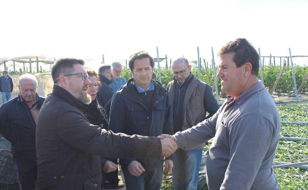 El consejero de Agricultura visita las zonas arrasadas por el tornado 