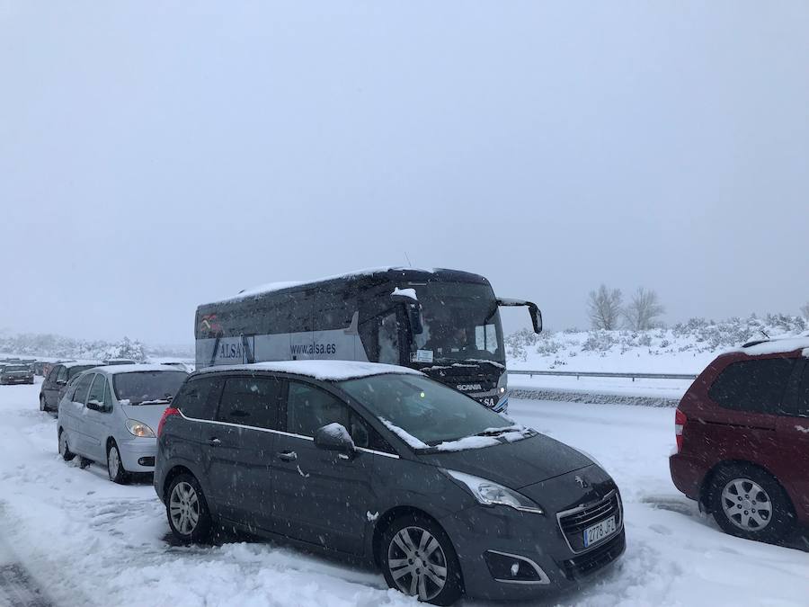 Cientos de familias estuvieron desde el sábado por la tarde hasta el domingo a mediodía atrapados en la AP-6 racionando el agua, la comida y la gasolina.