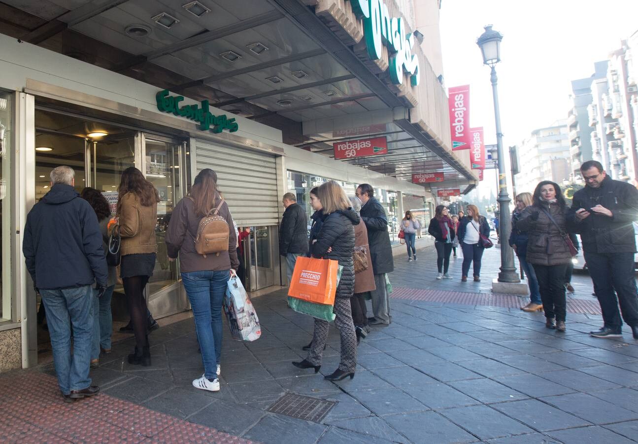 Los caprichos del calendario no dan tregua y hacen coincidir las primeras rebajas oficiales del nuevo año en domingo