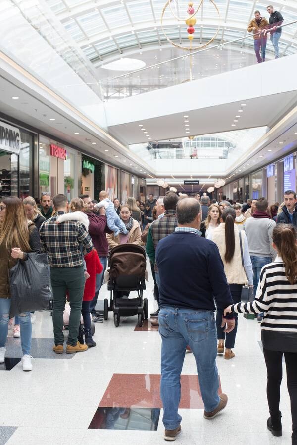 Los caprichos del calendario no dan tregua y hacen coincidir las primeras rebajas oficiales del nuevo año en domingo