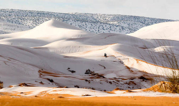 Más de 40 centímetros de nieve han cubierto dunas de arena en la pequeña ciudad de Ain Sefra