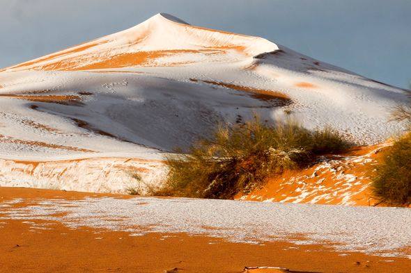 Más de 40 centímetros de nieve han cubierto dunas de arena en la pequeña ciudad de Ain Sefra