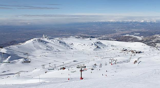 La borrasca ha sido generosa con la Estación Invernal de Sierra Nevada.