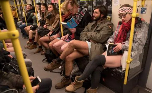 Viajar sin pantalones en el metro: la moda que puede llegar a España