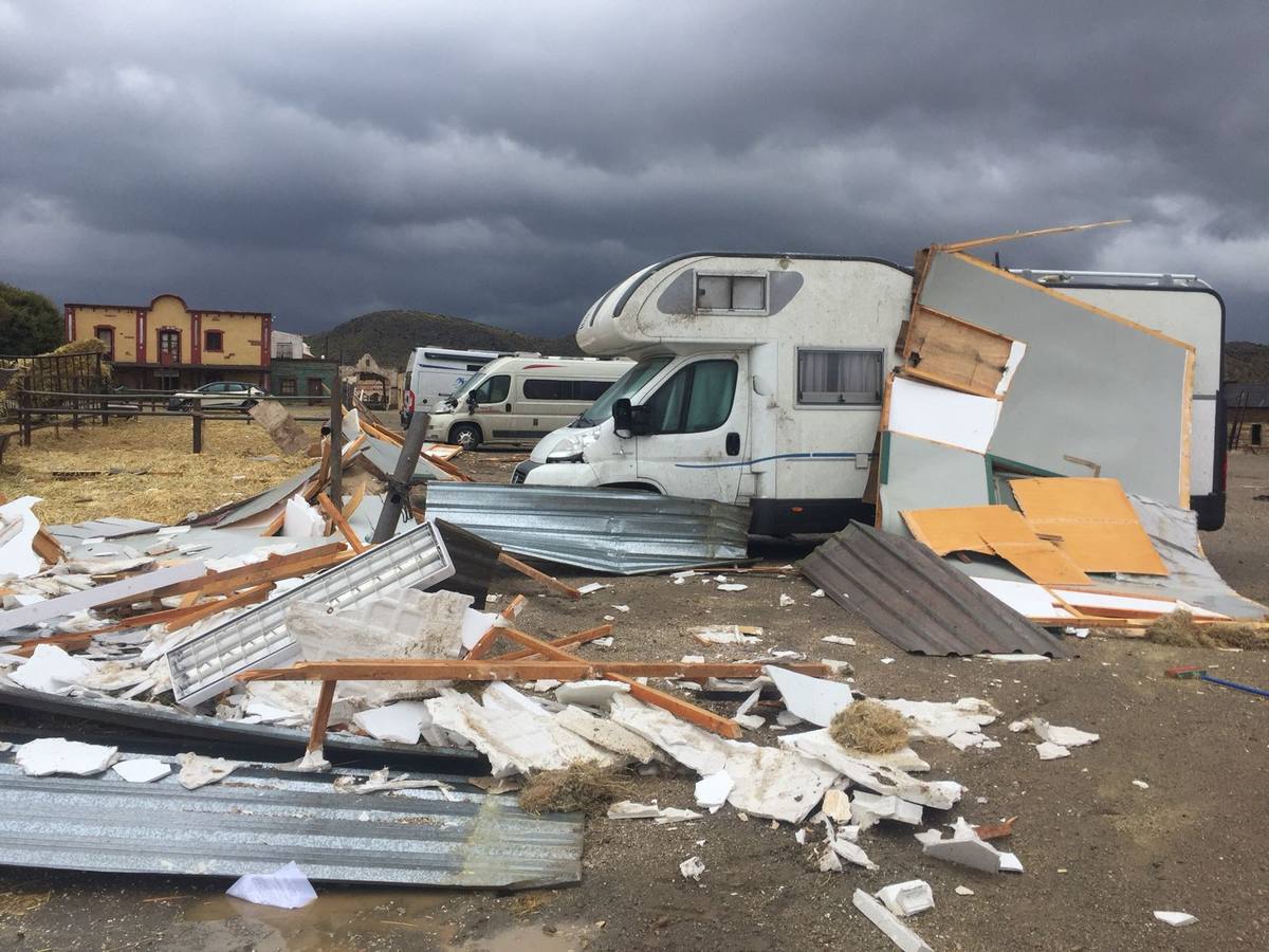 Las daños provocados por el temporal de viento en los decorados tabernenses podrían superar los 200.000 euros El fenómeno, registrado el pasado viernes, entró al poblado por el campamento indio y arrasó todo lo que encontró a su paso