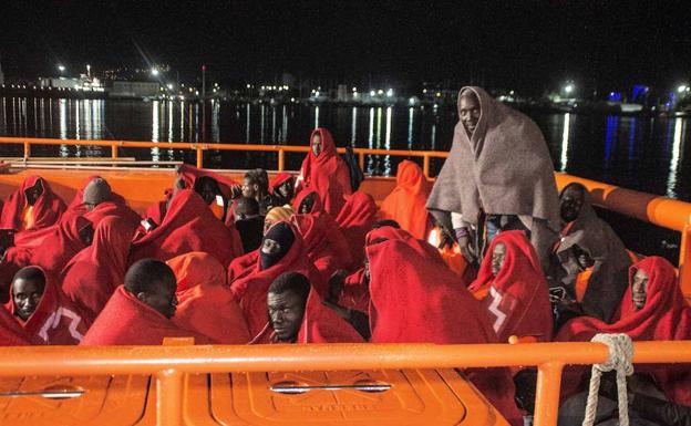 Llegan a Motril las 60 personas rescatadas en el Mar de Alborán