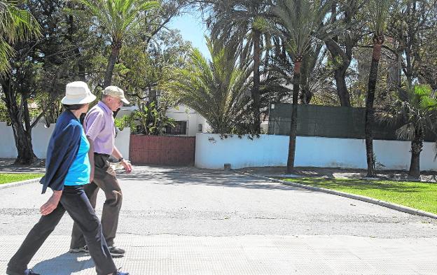 Dos personas pasean frente a la finca Villa Astrida, que ha conseguido el primer informe favorable para ser un hotel. 