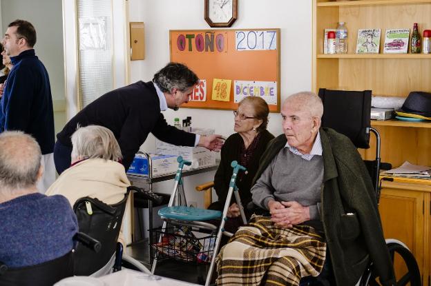 Escobar saluda a algunos ancianos durante una visita a la residencia asistida de la Diputación Provincial de Almería el mes de diciembre.