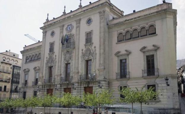 Hacienda advierte al alcalde de Jaén, y a otros 600, de que incumple el plan de ajuste
