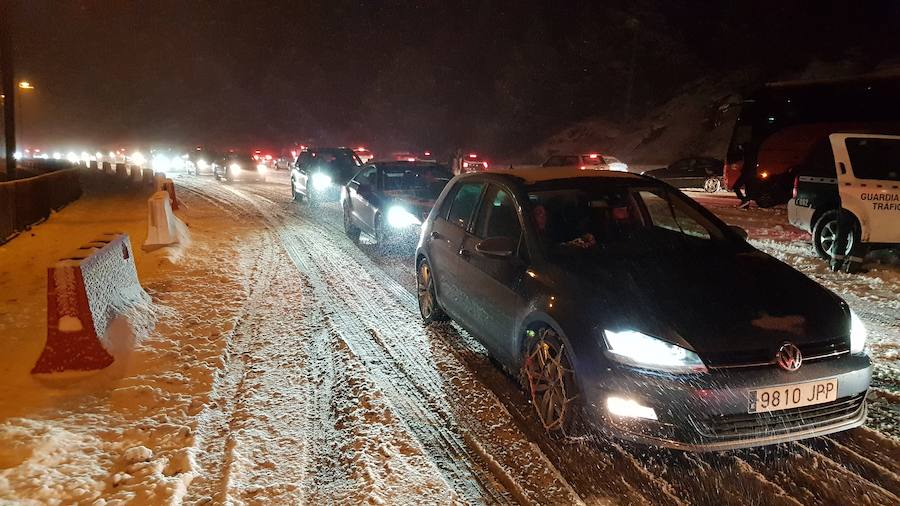 Los conductores que están bajando de Sierra Nevada se están encontrando con muchos problemas en la A-395. Y es que el tráfico está siendo muy denso en esta vía. Concretamente, el tráfico está prácticamente parado entre Pradollano y Canales. 