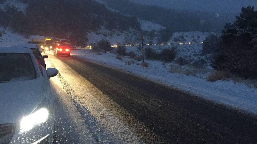 Los conductores que están bajando de Sierra Nevada se están encontrando con muchos problemas en la A-395. Y es que el tráfico está siendo muy denso en esta vía. Concretamente, el tráfico está prácticamente parado entre Pradollano y Canales. 