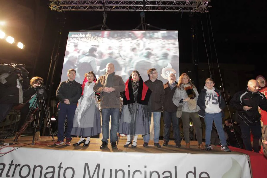  La XXXV edición de la Carrera Internacional Urbana Noche de San Antón volvió a contar con cerca de 10.000 corredores por las calles de la capital jienense