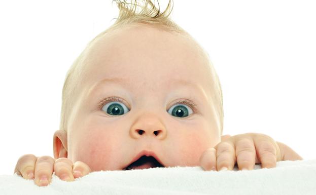 Los bebés respiran altos niveles de suciedad cuando gatean