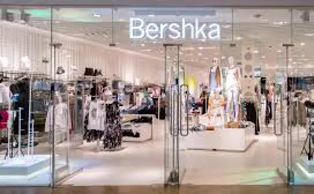 marrón líquido Confusión La original camiseta de Bershka que arrasa en rebajas tras lucirla la  famosa influencer Chiara Ferragni | Ideal