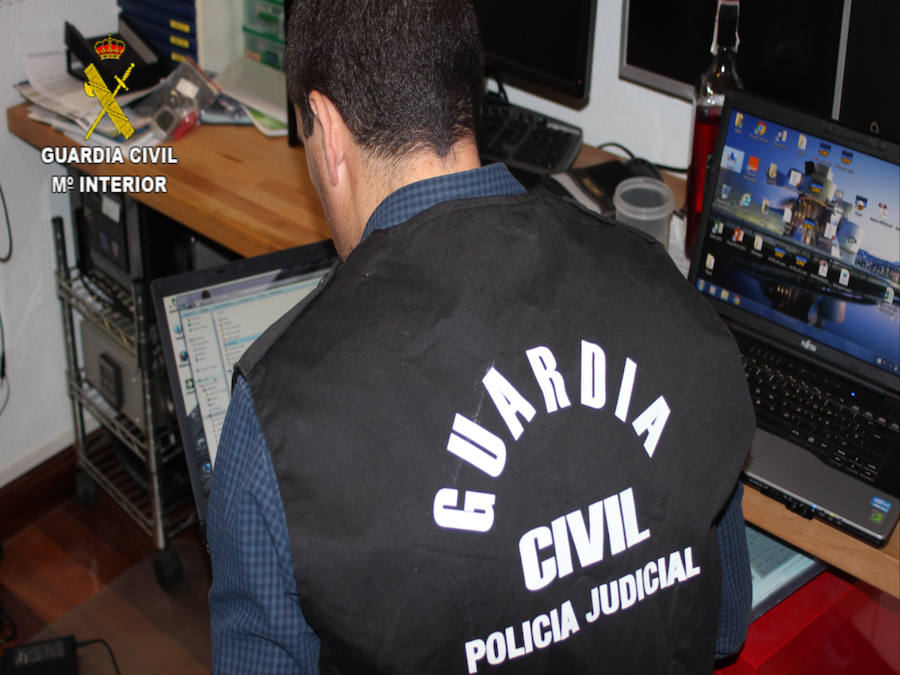 Efectivos de la Guardia Civil han detenido en el marco de la Operación Íntegra a 19 personas, entre ellas dos menores, en 14 provincias españolas por un presunto delito de tenencia y/o distribución de pornografía infantil a través de la aplicación WhatsApp. La investigación arrancó en marzo de 2017 y finalizó el pasado 11 de enero. Entre los detenidos, un español de 18 años, residente en Guadix (Granada)