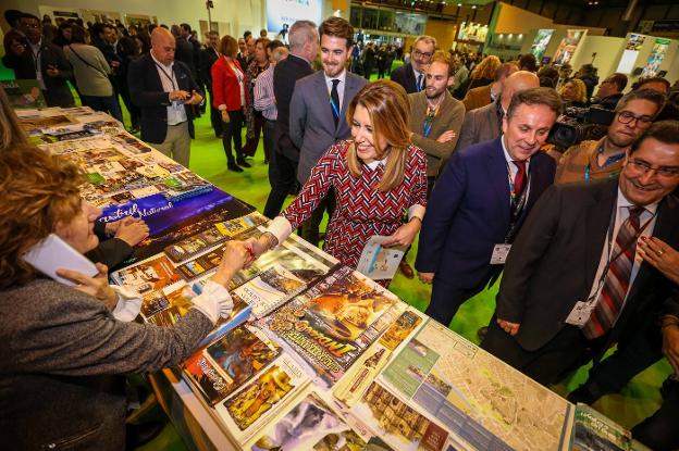 Susana Díaz saluda en el mostrador de Granada durante su visita a Fitur.
