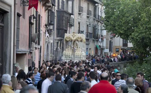 El palio de la Aurora, a su paso por la Carrera del Darro.