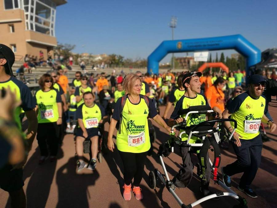 Jorge y Juanlu, con problemas de movilidad, hicieron el Camino de Santiago, impulsan colectas solidarias y se atreven a participar en insólitas carreras. Marcial era una persona sin techo, pero salió de la calle y ahora trabaja ayudando a los demás