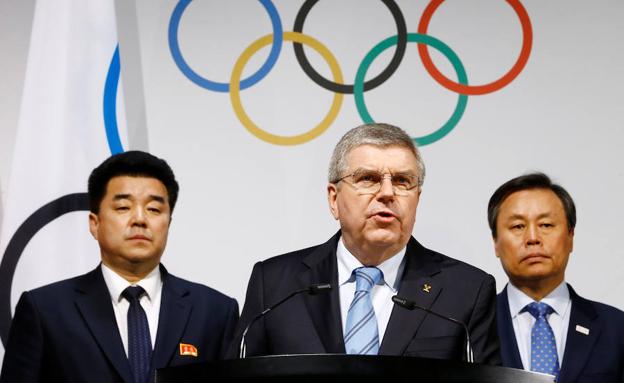 Thomas Bach, presidente del Comité Olímpico Internacional, junto a los representantes de Corea del Sur y Corea del Norte.