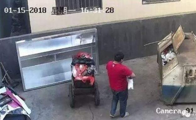 Pillan a un hombre tirando a su bebé en un contenedor y una anciana lo rescata