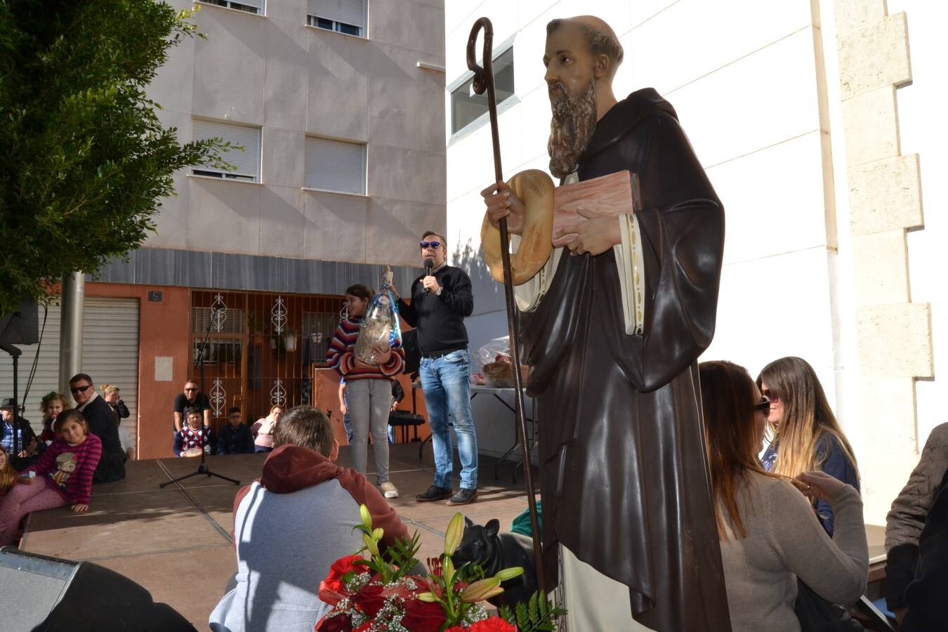 Cientos de personas participan en la tradicional de 'rabicos' junto a la ermita para recaudar fondos para la parroquia de San Juan