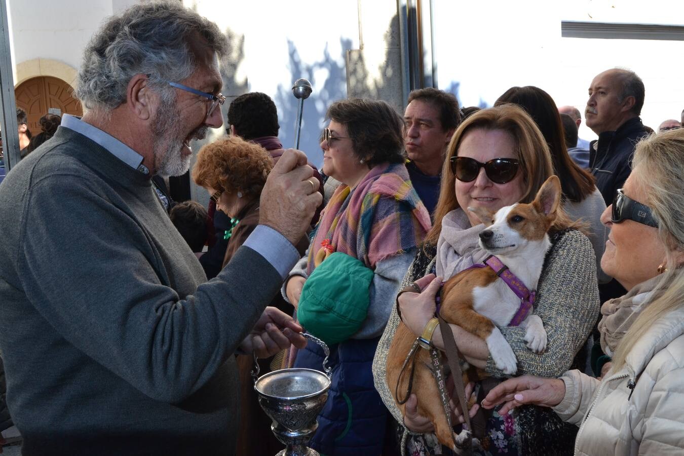Cientos de personas participan en la tradicional de 'rabicos' junto a la ermita para recaudar fondos para la parroquia de San Juan