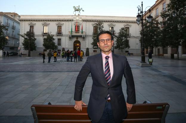 El alcalde de la capital, Francisco Cuenca, en la plaza del Carmen. 