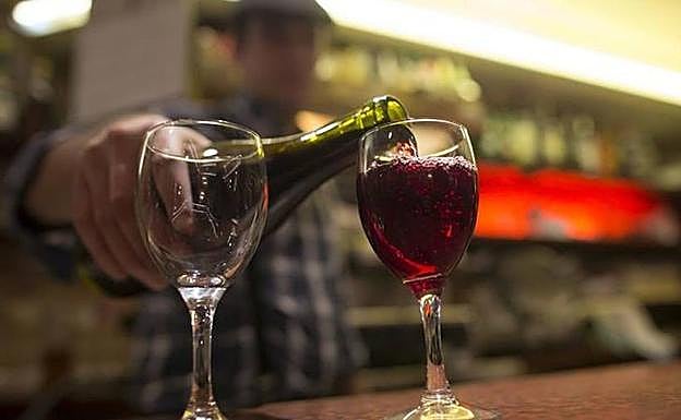 Un camarero pagará 53.657 euros al hombre al que sirvió lavavajillas en vez de mosto