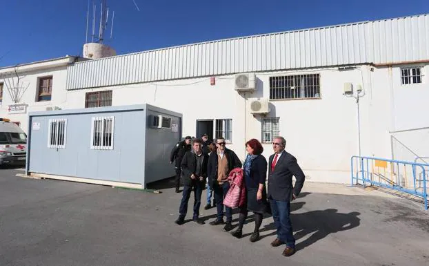 El grupo parlamenterio socialista a su salida de la visita al Centro Temporal de Acogida de Extranjeros de Motril, ayer.