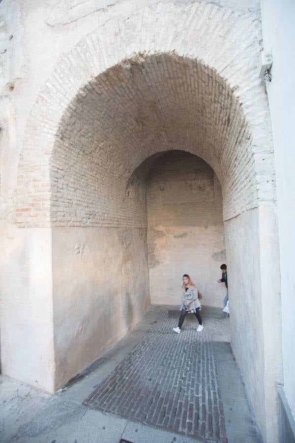 Se encuentran en pruebas y cubren las dos entradas del Arco de las Pesas, las fachadas del Aljibe del Rey y todo el perímetro del palacio de Dar Al Horra