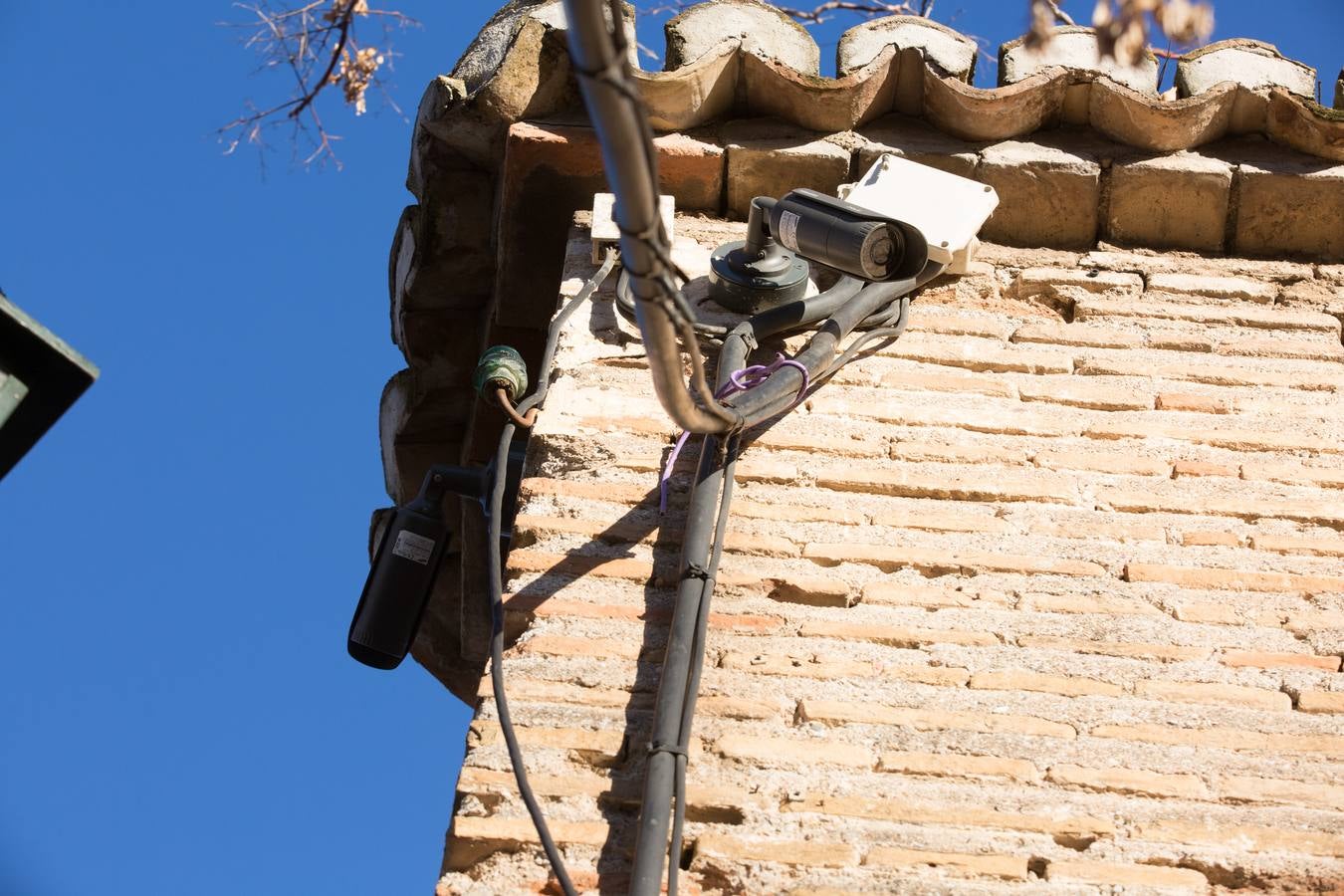 Se encuentran en pruebas y cubren las dos entradas del Arco de las Pesas, las fachadas del Aljibe del Rey y todo el perímetro del palacio de Dar Al Horra