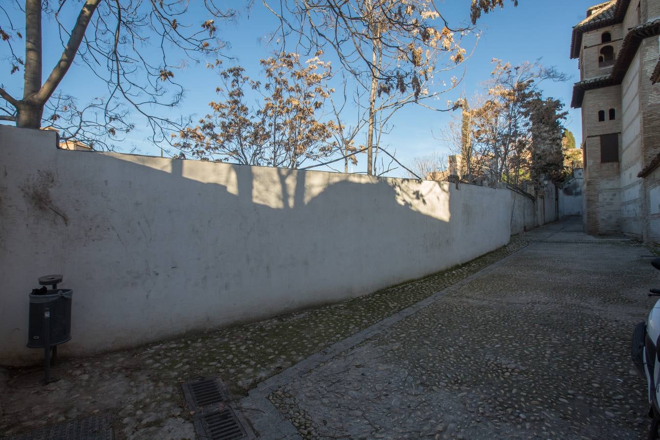 Se encuentran en pruebas y cubren las dos entradas del Arco de las Pesas, las fachadas del Aljibe del Rey y todo el perímetro del palacio de Dar Al Horra